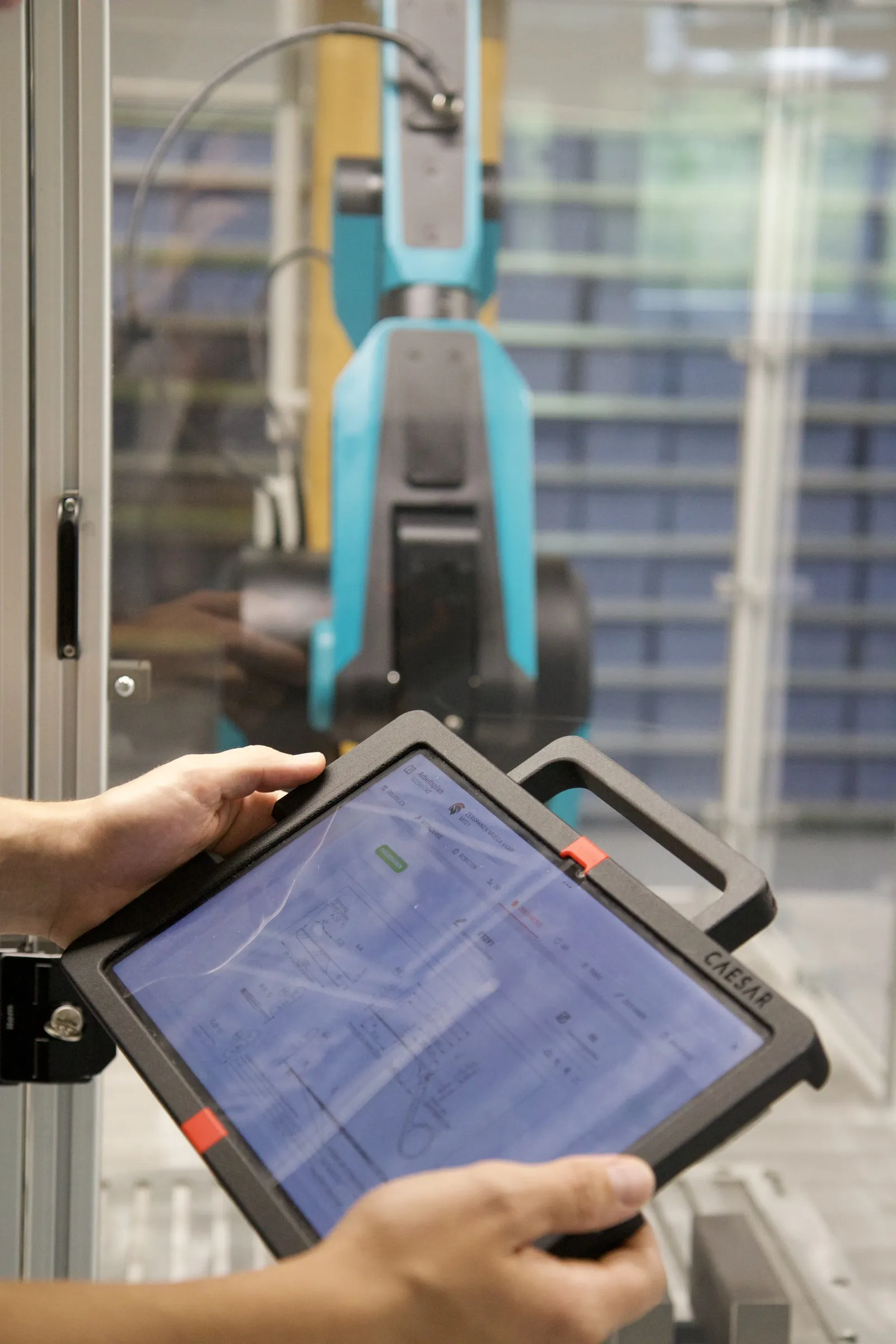 Lorica wird vor einem Roboter in der Werkstatt gehalten, Zeichnung auf dem Display